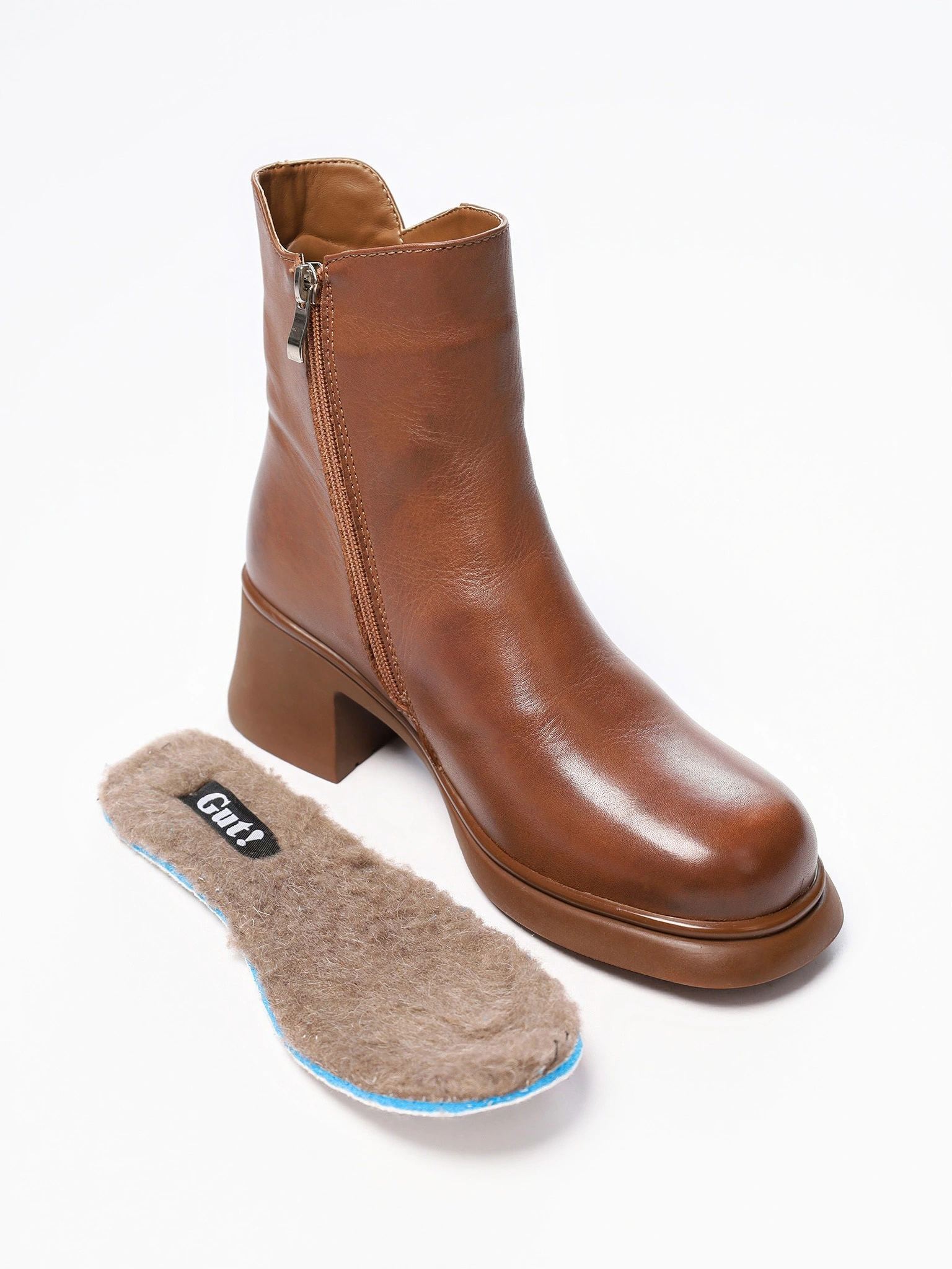 Ботинки рыжего цвета на высоком широком каблуке